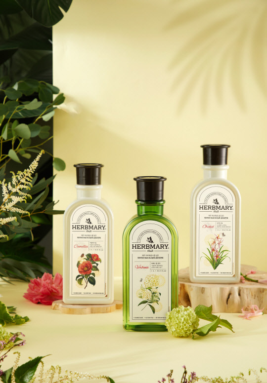 애경산업이 제주 허브를 담은 섬유유연제를 출시한다. <애경산업 제공>